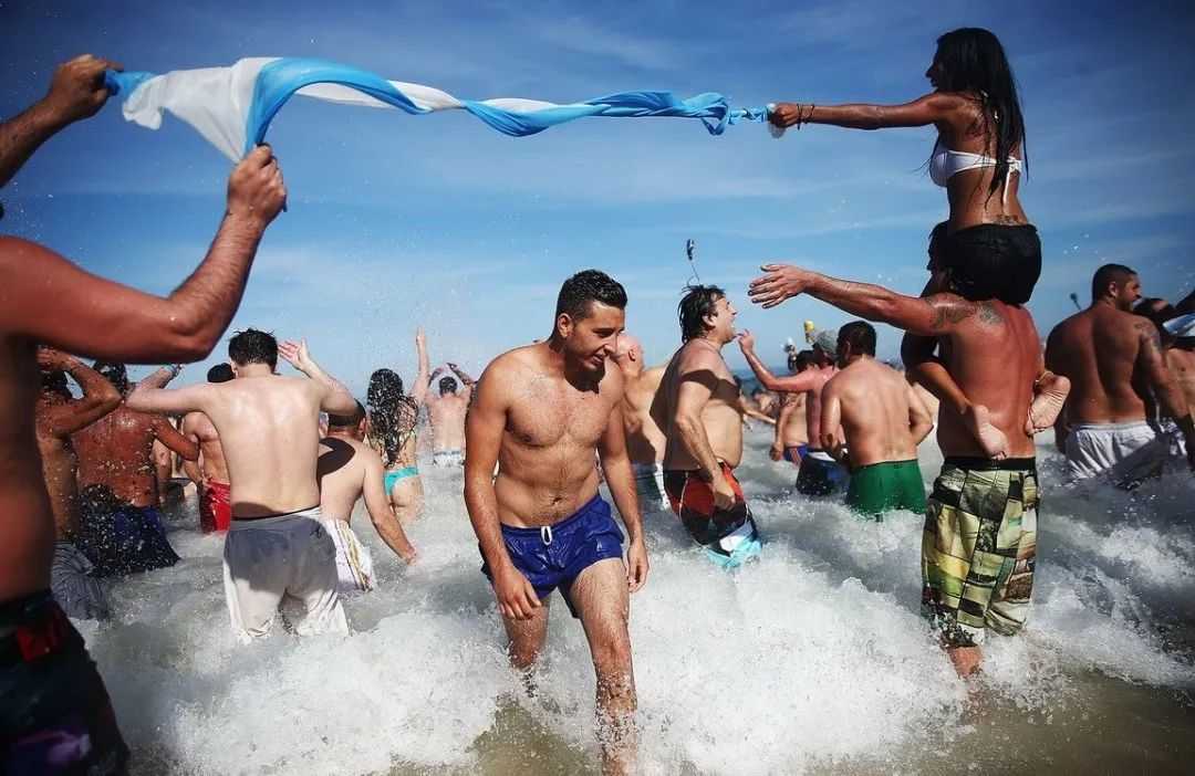 Argentines of All Ages Embrace Open-Air Bathing Tradition